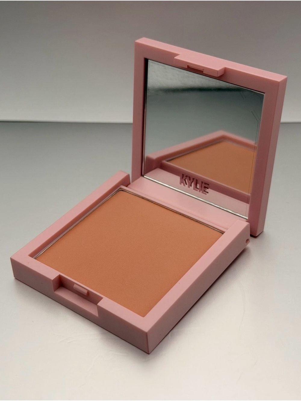 Kylie Jenner Pressed Blush Powder 727 Crush shade: Light Coral BNWB